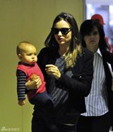 组图：奥兰多娇妻米兰达-可儿单手抱子现身机场