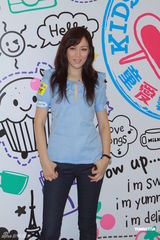 高清图：琦琦曝任达华为女儿学弹琴 MCJin望做父亲