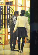 独家：宋小宝抵京会友吃饭 与服务员热情合影