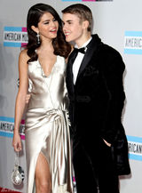 组图：比伯赛琳娜红毯深情对视 破不和传闻