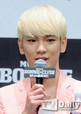 组图：SHINeeKey等宣传音乐剧《Bonnie&Clyde》