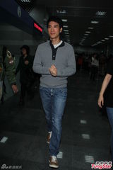 组图：王力宏婚后首露面 坦言计划生子中