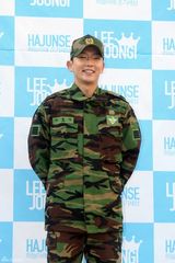 高清组图：韩星李准基退伍现场 千名粉丝迎接