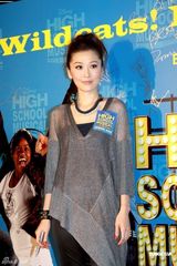 组图：黄秋生淡看Rosemary吸毒 梓岐夜店谨防被下药