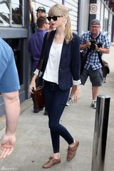 组图：泰勒悉尼电台宣传 小西装显帅气干练