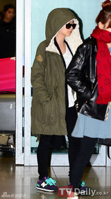 组图：韩众星结束美国公演回国 素颜轻装亮相机场
