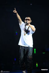 组图：张震岳携热狗上海开唱 点燃平安夜激情