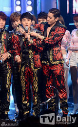 组图：神话打榜夺冠李孝利性感 EXO回归显狼性