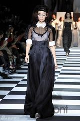 组图：孔孝真CL等助阵时装周 李秀赫亮相T台