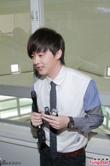 组图：吴千语裙装甜美亮相 否认自己是败金女