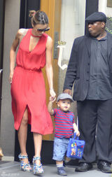 组图：超模米兰达-可儿街拍连身红裙性感