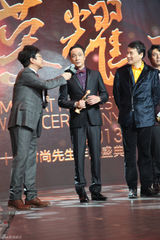 组图：吴镇宇时尚盛典帅气 钟丽缇绿裙秀性感