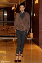 组图：小宋佳秋冬装优雅率性  自然内敛受名品青睐