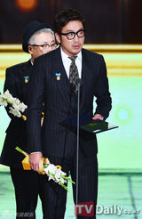 高清组图：金秀贤获大众文化奖 EXO-K等热唱助阵