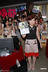 组图：梁静茹香港签唱 称造人计划提上日程