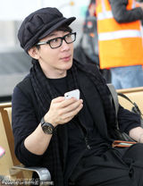 组图：宋祖英伦敦戴黑超气势足遭围堵