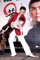 幻灯图：甄子丹台北宣传《叶问2》 展现温情一面