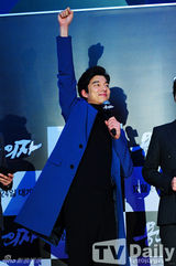 组图：金泰熙尹恩惠等亲临韩片《嫌疑犯》试映