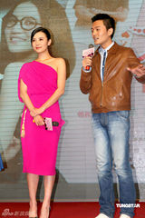 幻灯图集：小宋佳秀香肩 牵手于小伟演绎办公室恋情