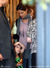 幻灯图：凯蒂带女儿买巧克力 苏瑞吃面包表情可爱