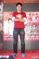 组图：澎恰恰导演《铁狮玉玲珑》进军贺岁档