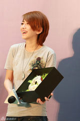 组图：刘忻跨界出传记 当场脱袜换穿水晶鞋