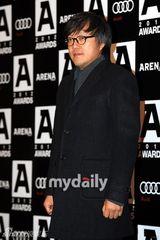 组图：李秉宪等出席A-Awards颁奖礼 朴恩智爆乳