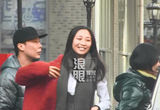 组图：孙红雷回京左牵女友右搂女伴三人行