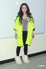 组图：《劲歌金曲》录影 阿娇(钟欣桐)出席郑欣宜落泪