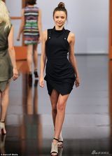 组图：米兰达-可儿悉尼T台秀 镂空皮装性感冶艳