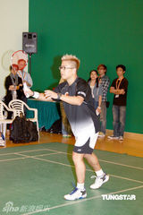 组图：郑伊健等出席羽毛球慈善赛 笑称球技超越女友