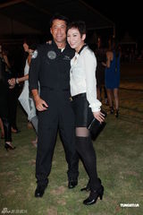 组图：袁咏仪现身时尚派对 王敏德驾直升机现身