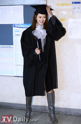 组图：韩星高雅拉柳德焕参加大学毕业典礼