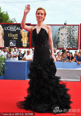 组图：《背叛》首映 两女星极尽妖娆红毯斗艳