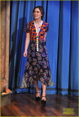 组图：凯拉-奈特莉花裙亮相 大秀小提琴多才多艺