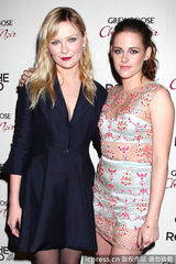 组图：斯图尔特透视分体泳衣亮相 秀美腿十足养眼