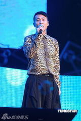 组图：古巨基梁汉文同场录影 张智霖草蜢相见欢