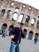 组图：古天乐罗马玩摄影 张家辉街头耍功夫