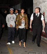 组图：蕾哈娜穿迷彩拜访夜店 众星捧月气场强