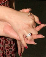 组图：陈德容蜜月度完还没领证 大秀五克拉钻戒