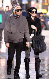 幻灯图集：阿什莉-辛普森一家三口外出过圣诞节