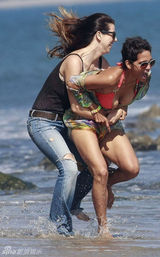 组图：哈利-贝瑞携女儿海边度假 遭偷袭险走光