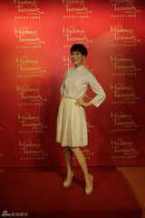 组图：海清亮相揭幕蜡像似孪生姐妹