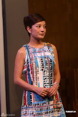 组图：赵薇助阵品牌新店开业 短裙绚丽温柔大方