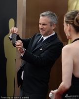 组图：《地心引力》阿方索-卡隆顽皮拍摄女伴