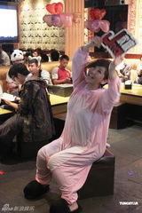 组图：郑欣宜生日会歌迷 粉红傻豹造型出席派对