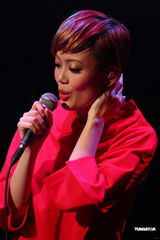 组图：容祖儿睽违11年台北开唱 一身大红烧乌龟