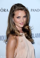 高清组图：变形金刚女郎惠特莉性感礼服凸点