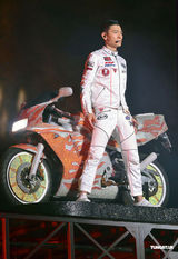 组图：刘德华唱爆上海八万人体育场 指挥歌迷大合唱 