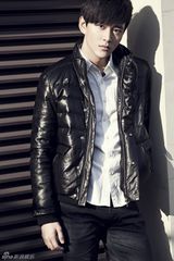 组图：黄明倾情演绎冬日情怀 展现成熟魅力